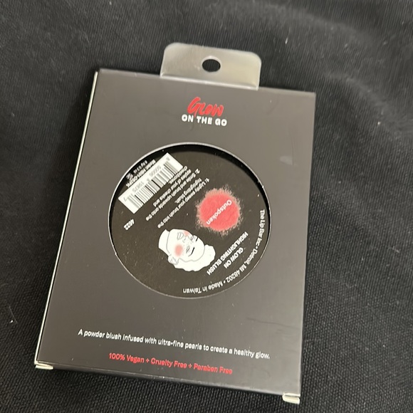 GLOW ON 
POWDER HIGHLIGHTING BLUSH IN OUTSPOKEN - Picture 3 of 3